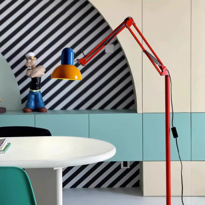 Kompakte LED Stehlampe aus Eisen mit Halbkuppelschirm