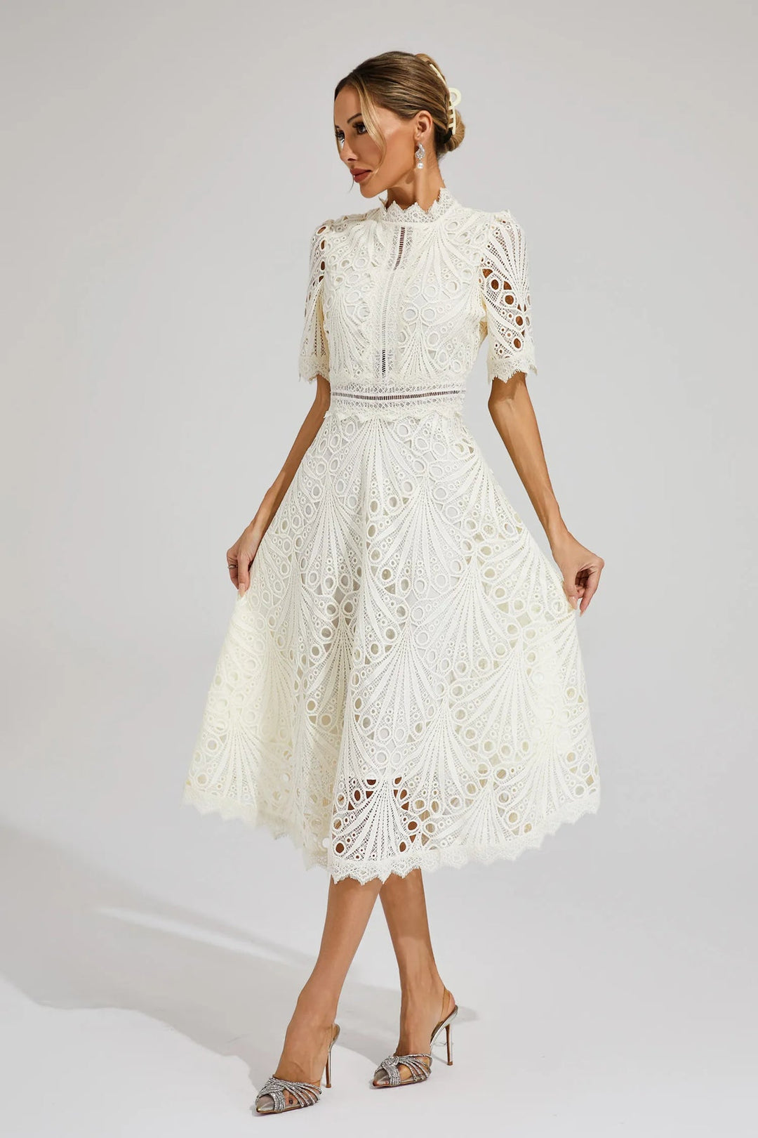 Vorelle - Blumenkleid mit Stickerei und kurzen Ärmeln