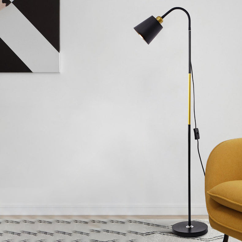 Minimalistische LED Stehlampe mit rundem PVC-Schirm