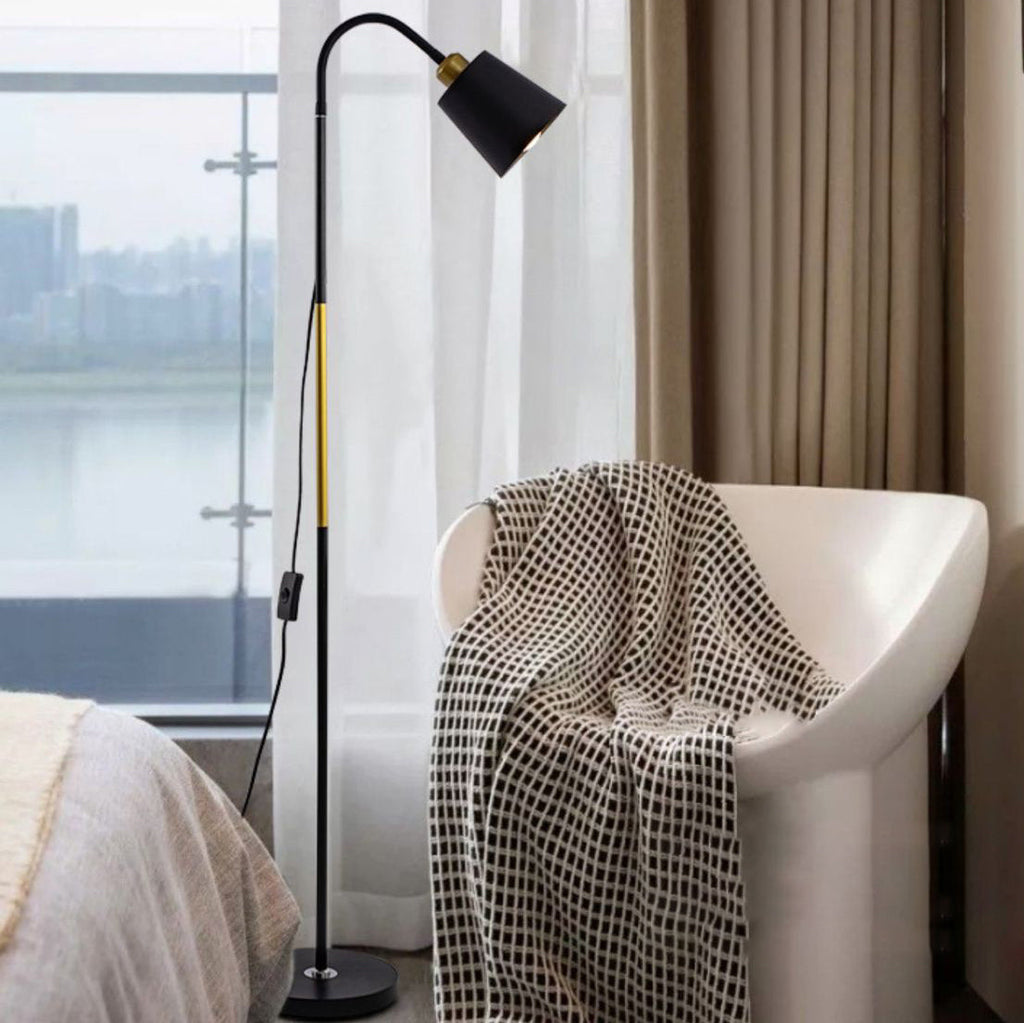 Minimalistische LED Stehlampe mit rundem PVC-Schirm