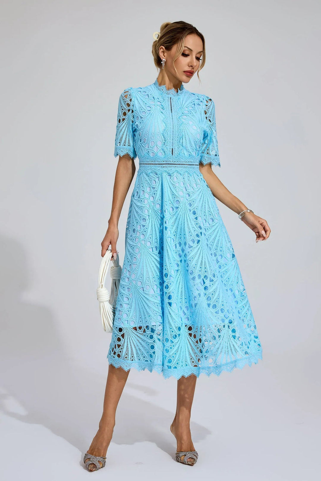 Vorelle - Blumenkleid mit Stickerei und kurzen Ärmeln
