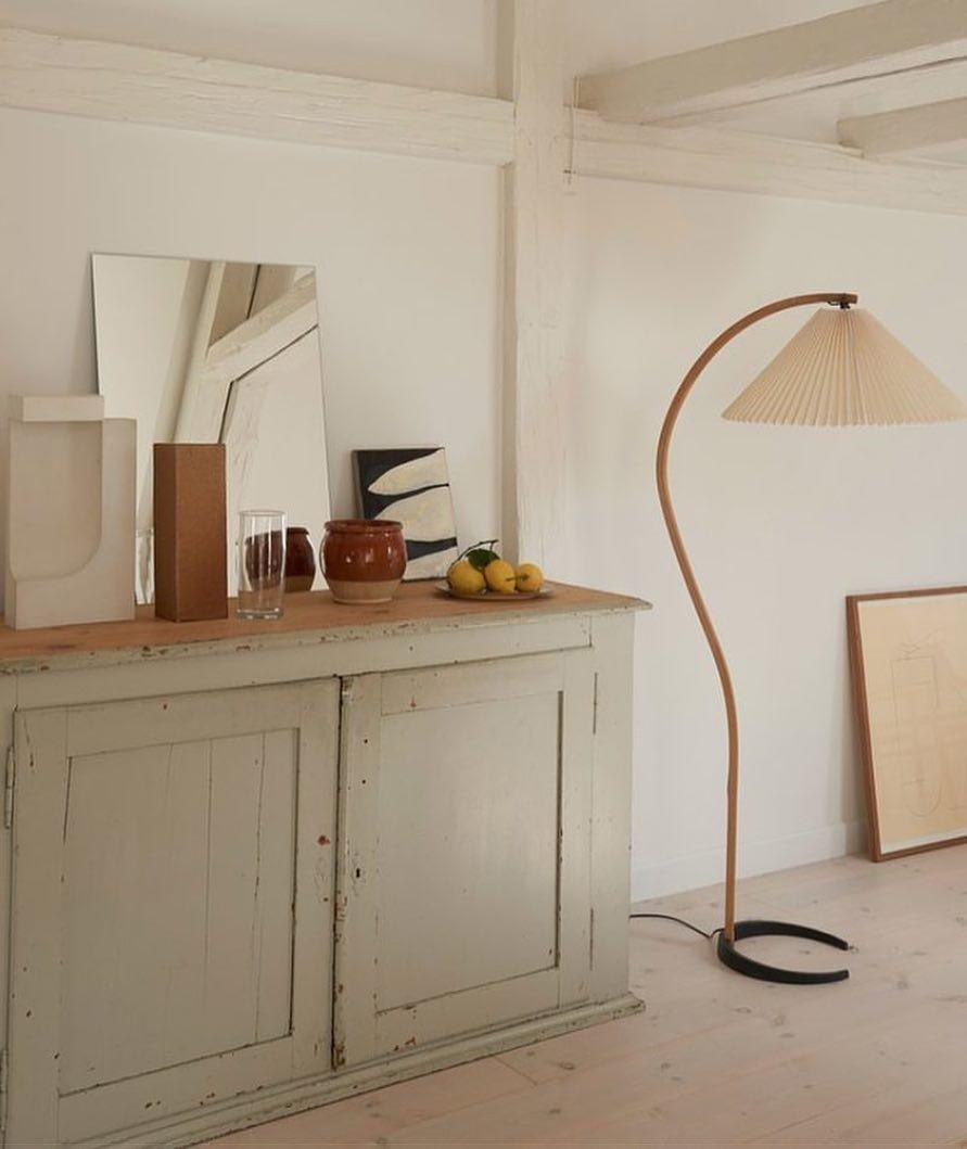 Caprani - Geschwungene Retro-Stehlampe aus Holz