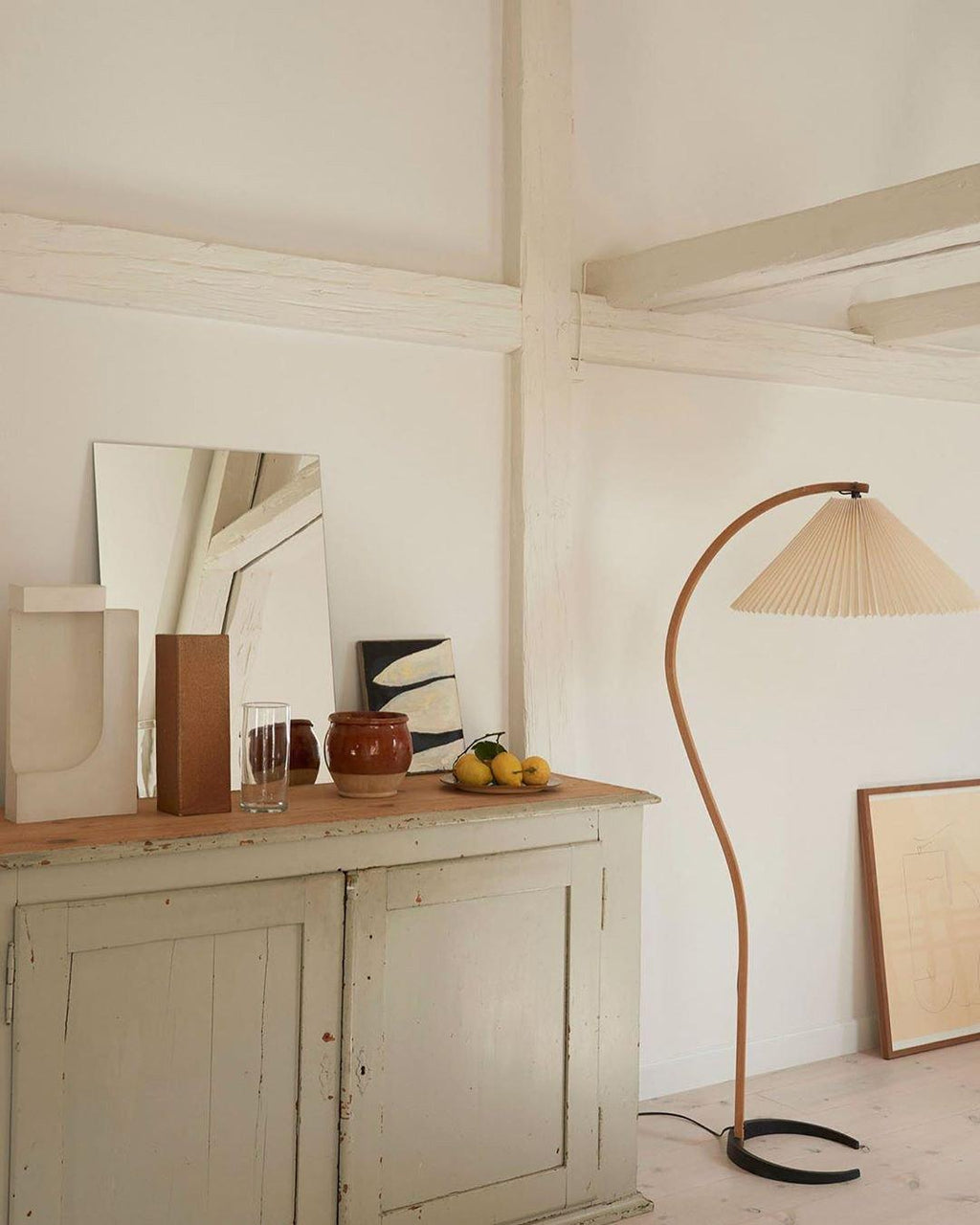 Caprani - Geschwungene Retro-Stehlampe aus Holz