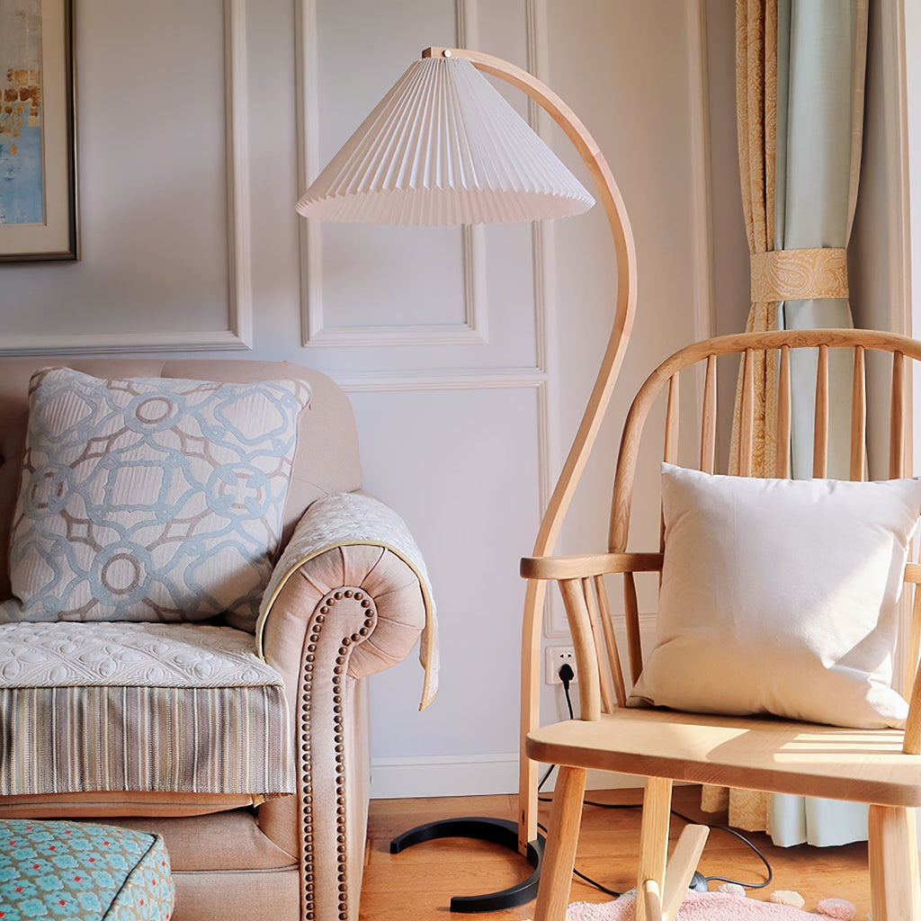 Caprani - Geschwungene Retro-Stehlampe aus Holz