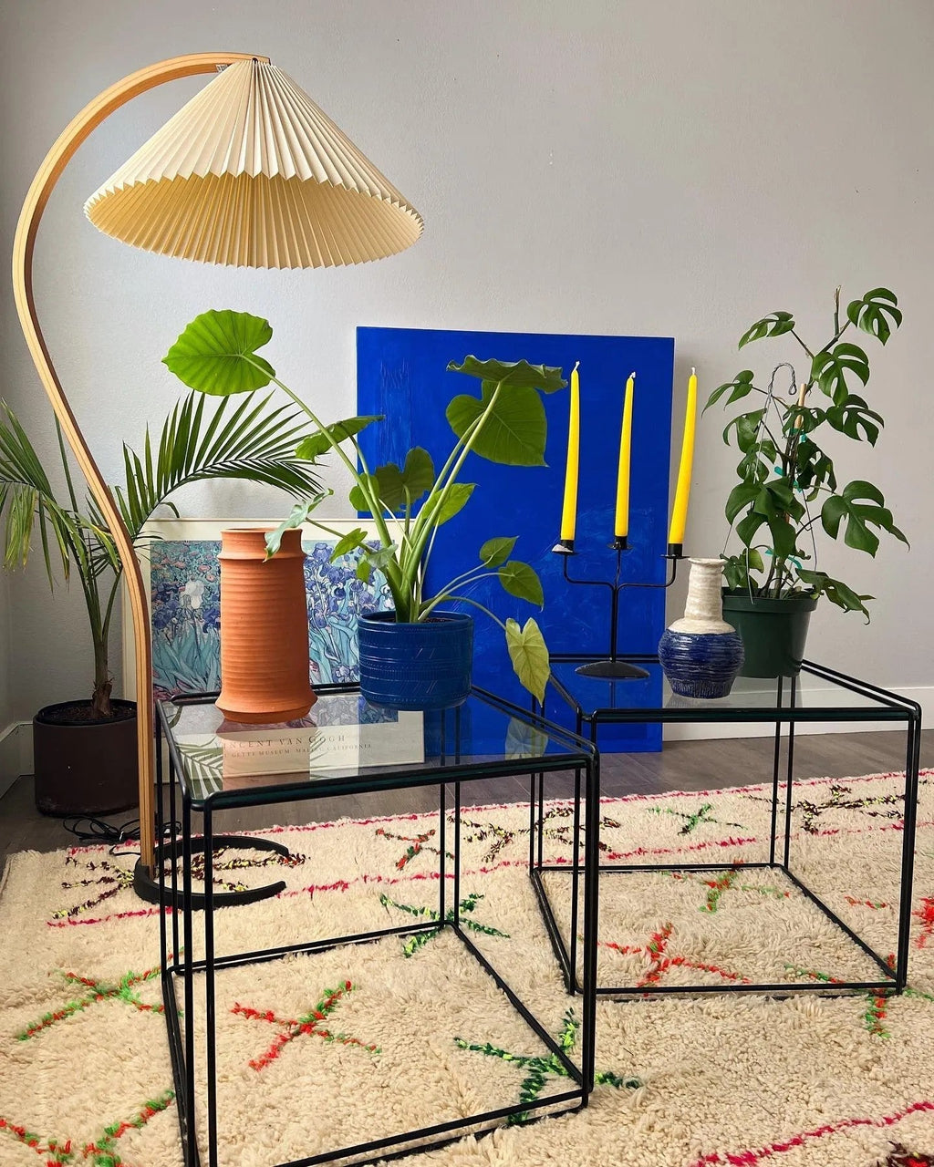 Caprani - Geschwungene Retro-Stehlampe aus Holz