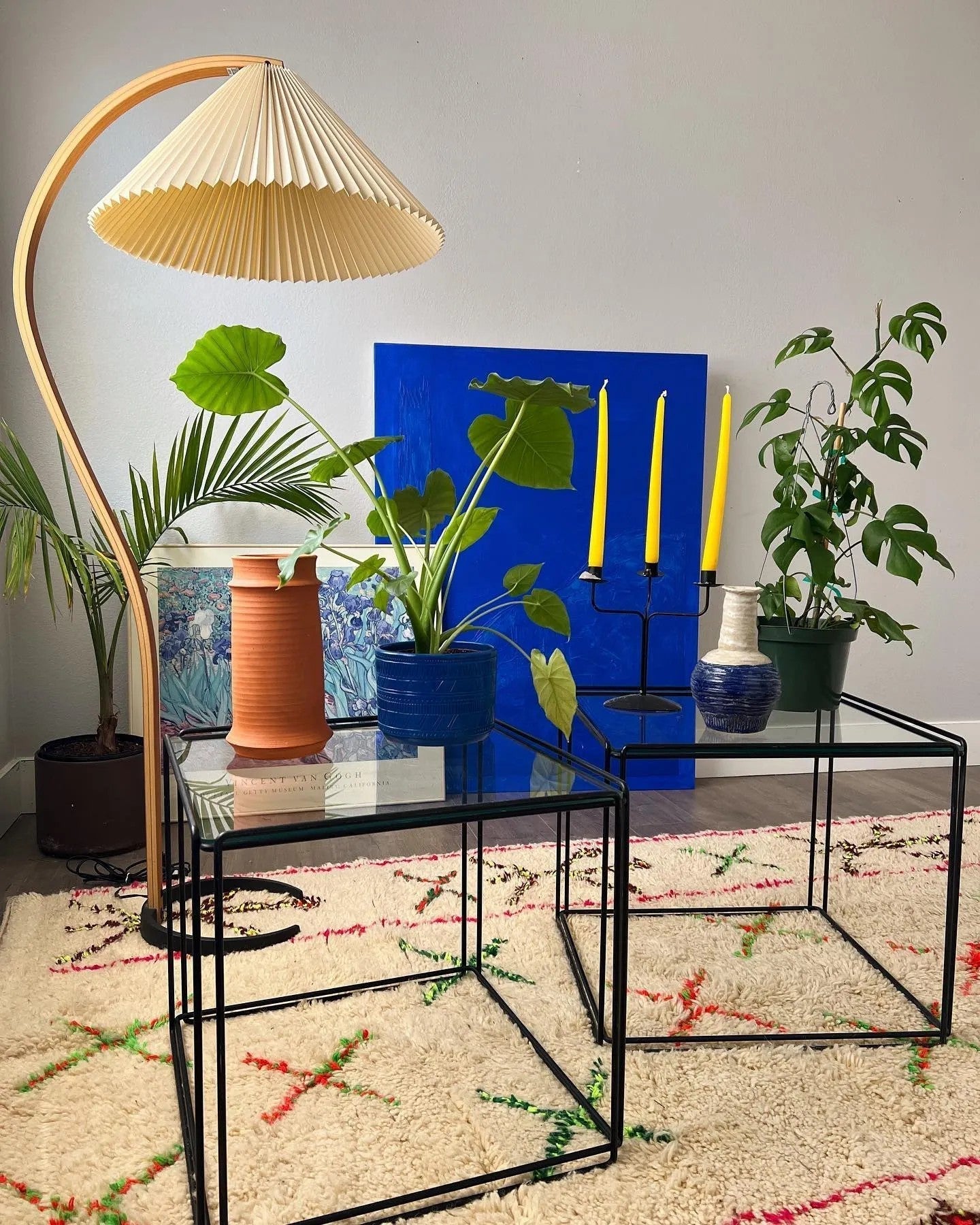 Caprani - Geschwungene Retro-Stehlampe aus Holz