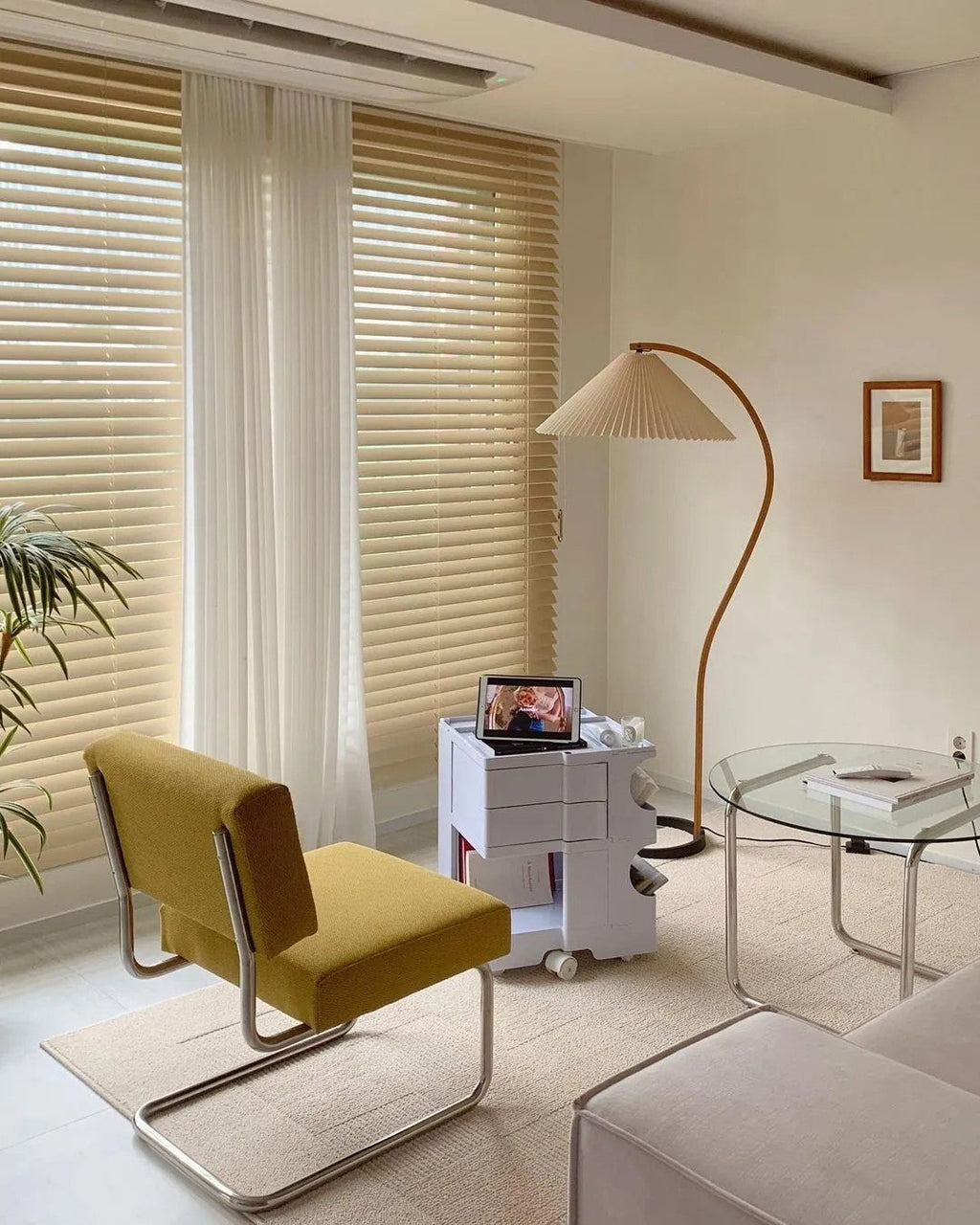 Caprani - Geschwungene Retro-Stehlampe aus Holz