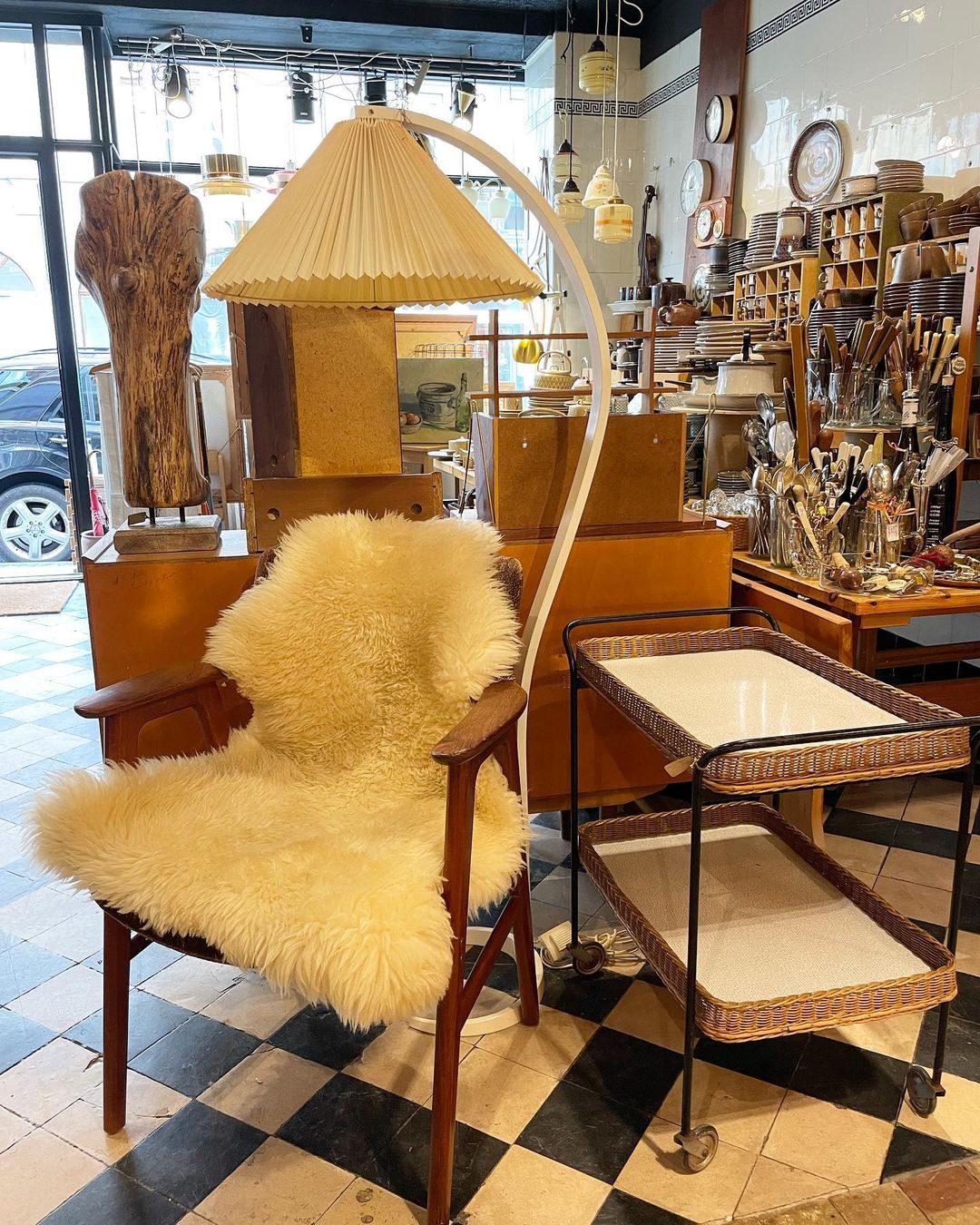 Caprani - Geschwungene Retro-Stehlampe aus Holz