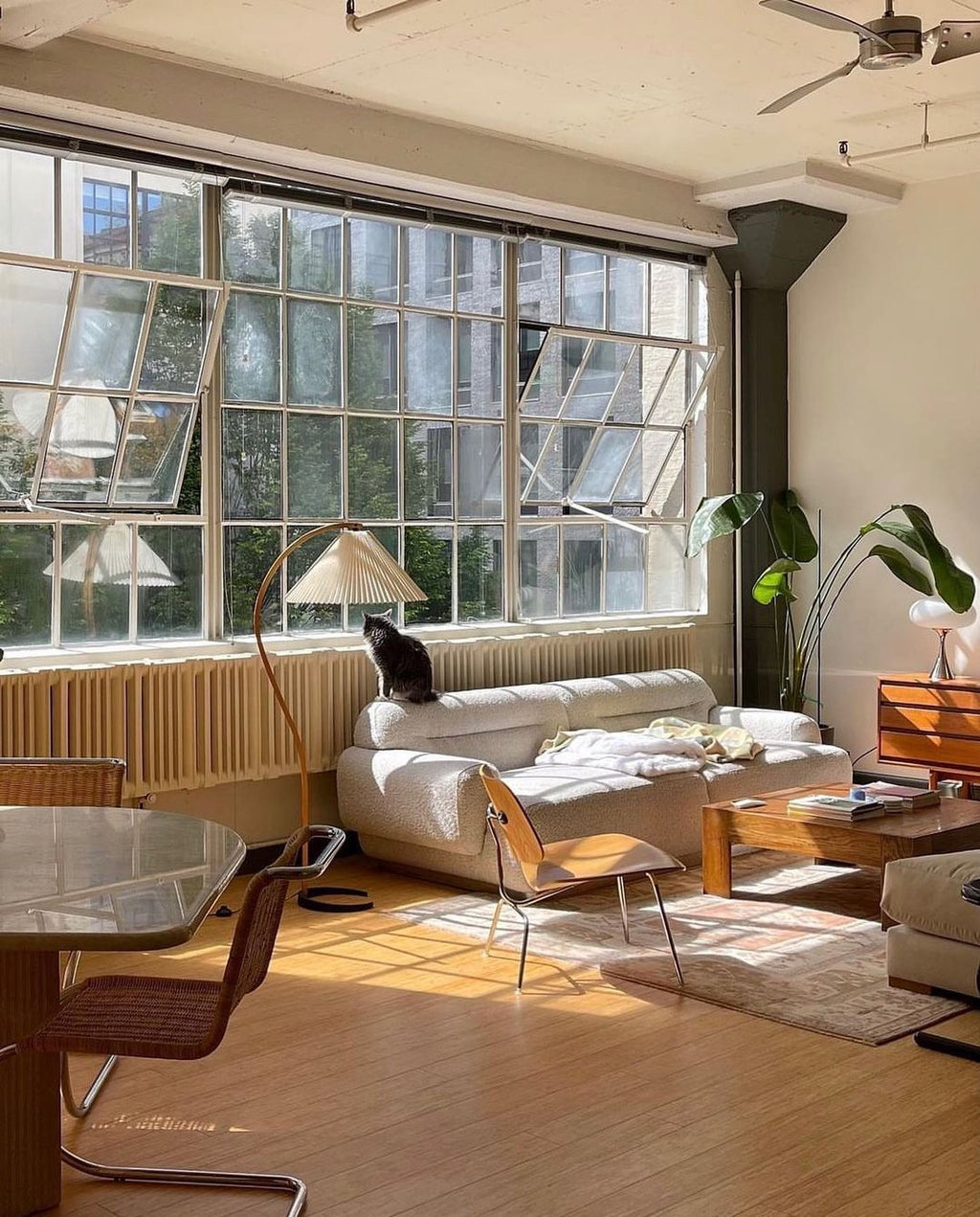 Caprani - Geschwungene Retro-Stehlampe aus Holz