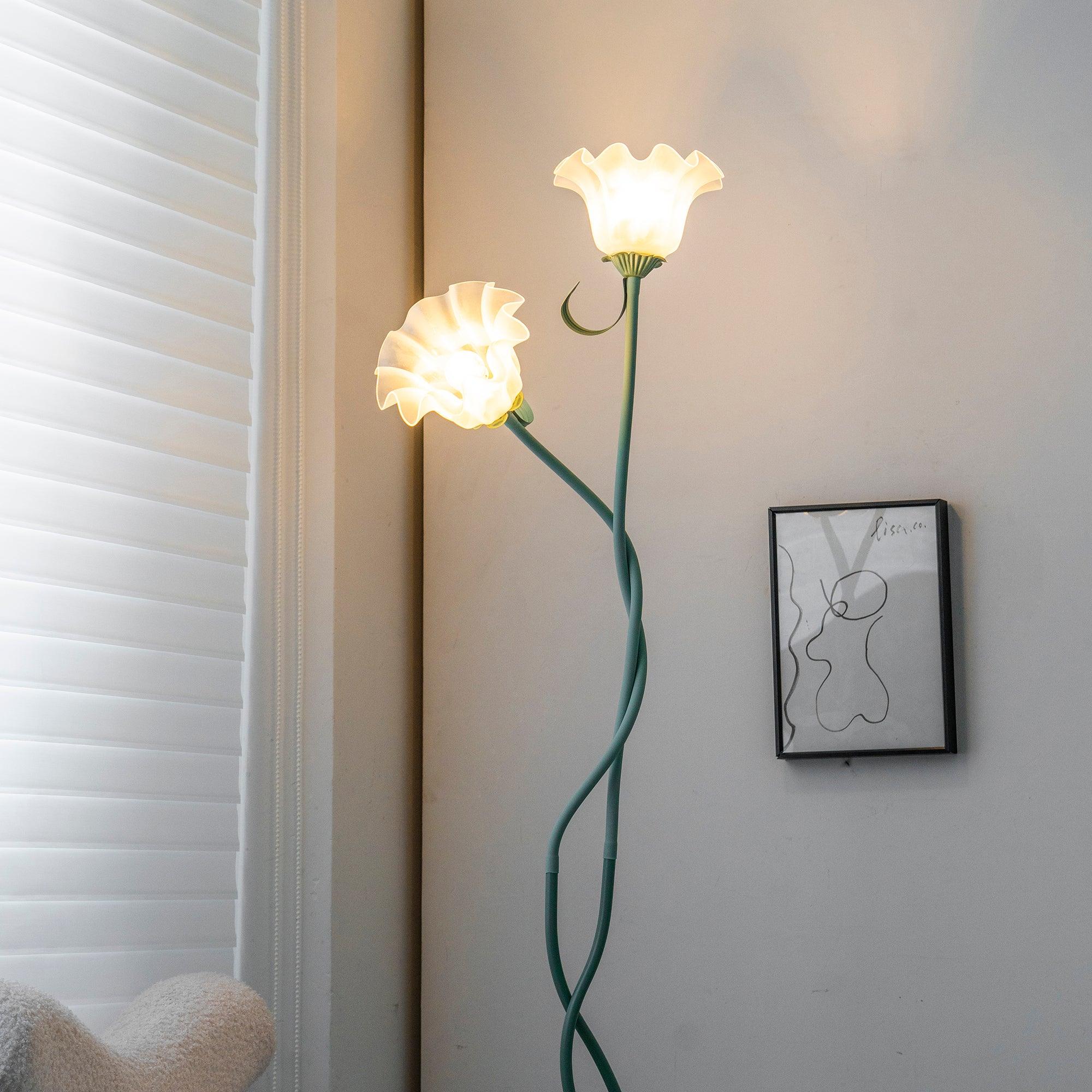 Callara – Blumige LED-Stehlampe im modernen Design