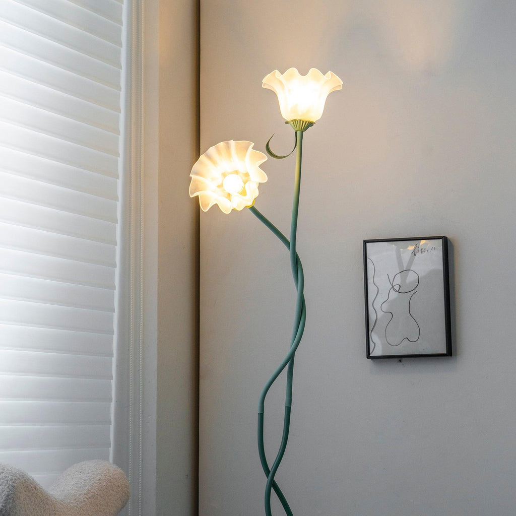 Callara – Blumige LED-Stehlampe im modernen Design
