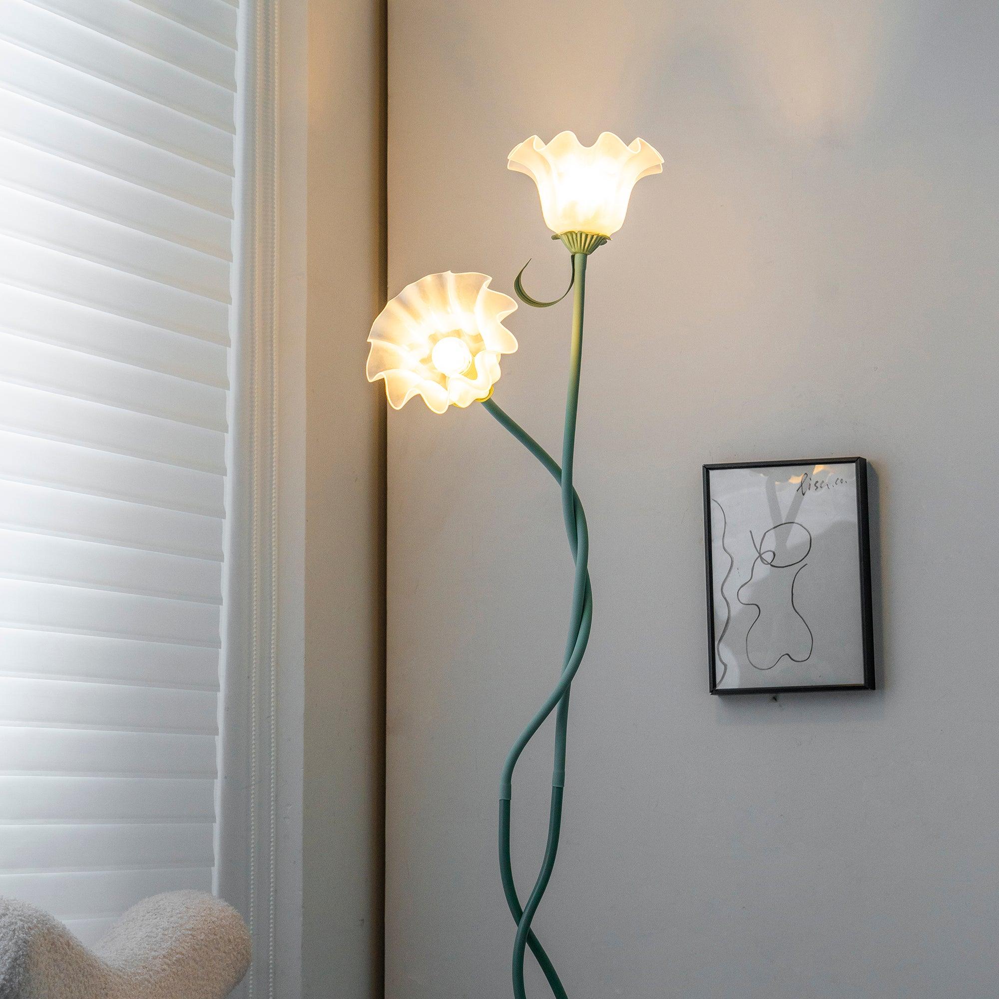 Callara – Blumige LED-Stehlampe im modernen Design