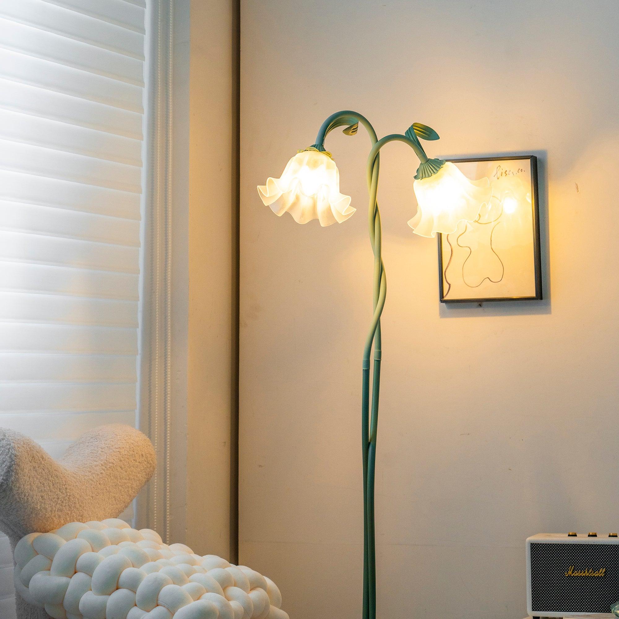 Callara – Blumige LED-Stehlampe im modernen Design