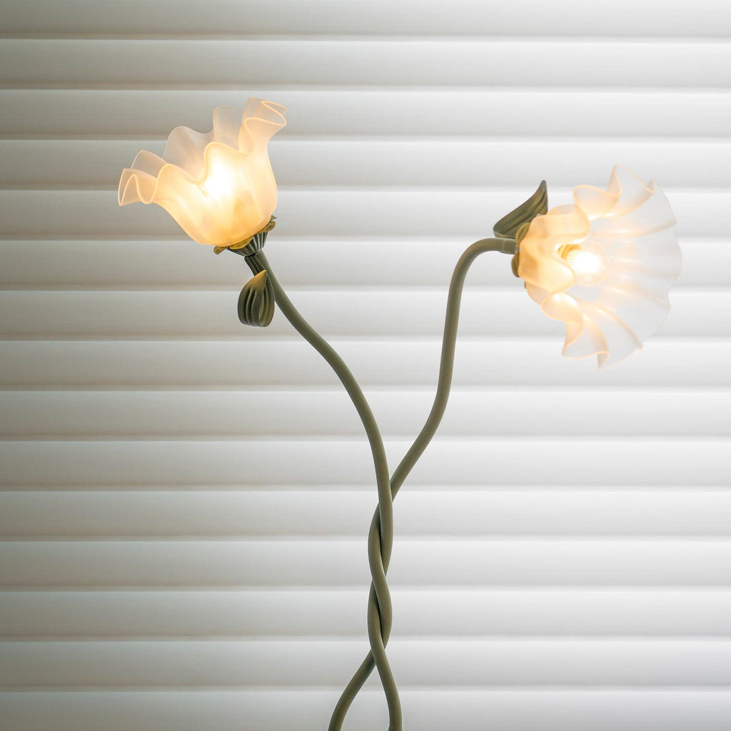 Callara – Blumige LED-Stehlampe im modernen Design