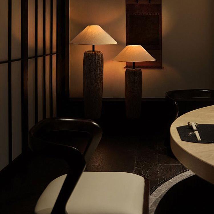 Rustikale Holz-Stehlampe