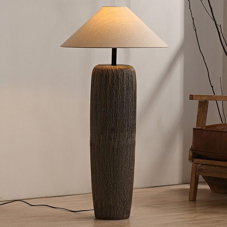 Rustikale Holz-Stehlampe