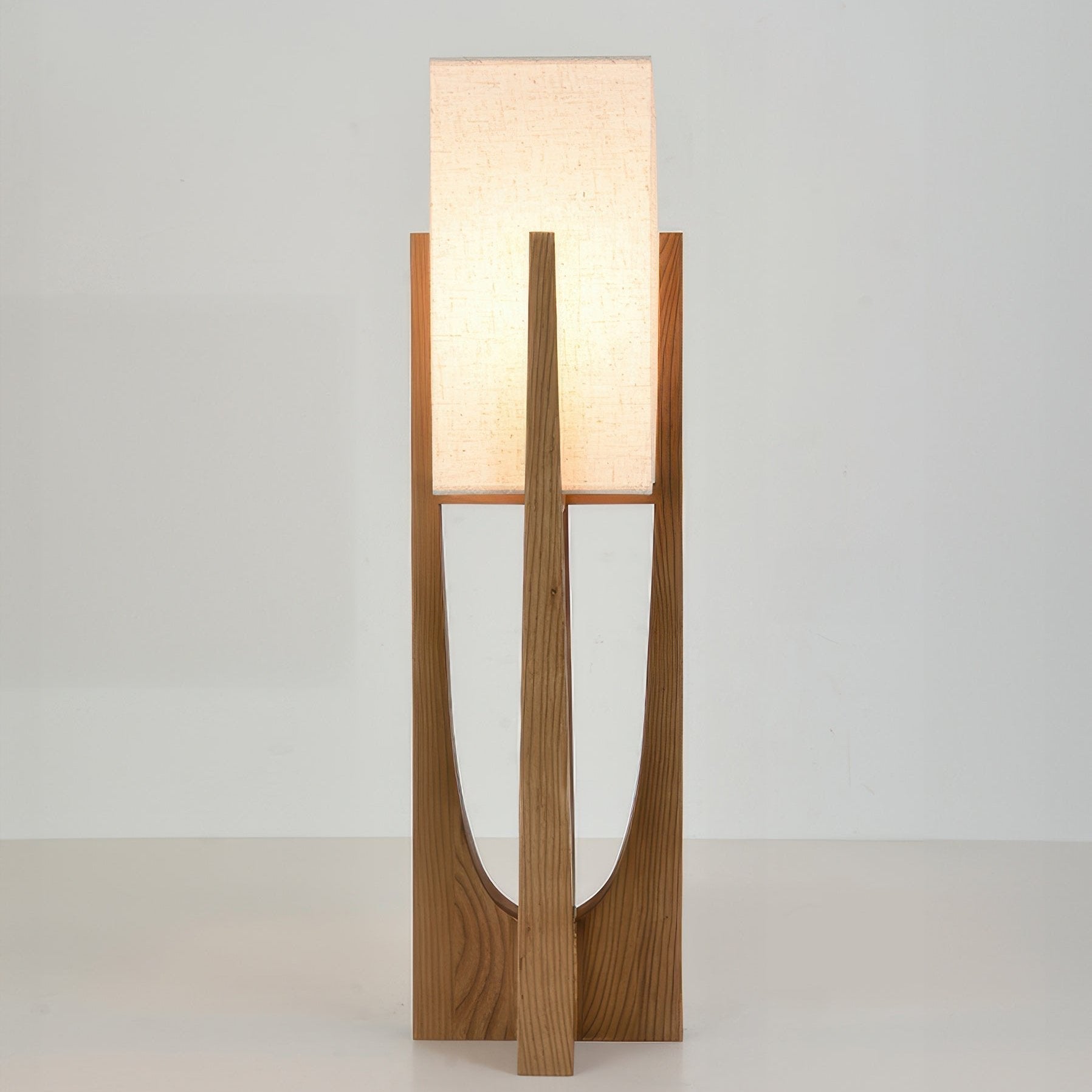 Japanische Walnuss Stehlampe im minimalistischen Holzdesign