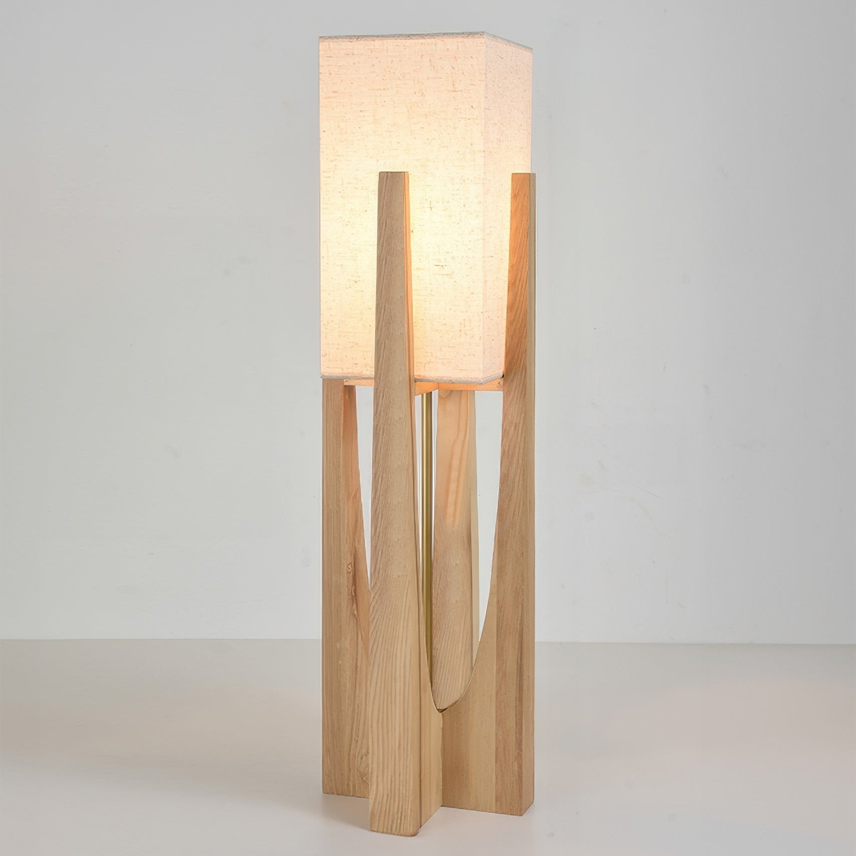 Japanische Walnuss Stehlampe im minimalistischen Holzdesign