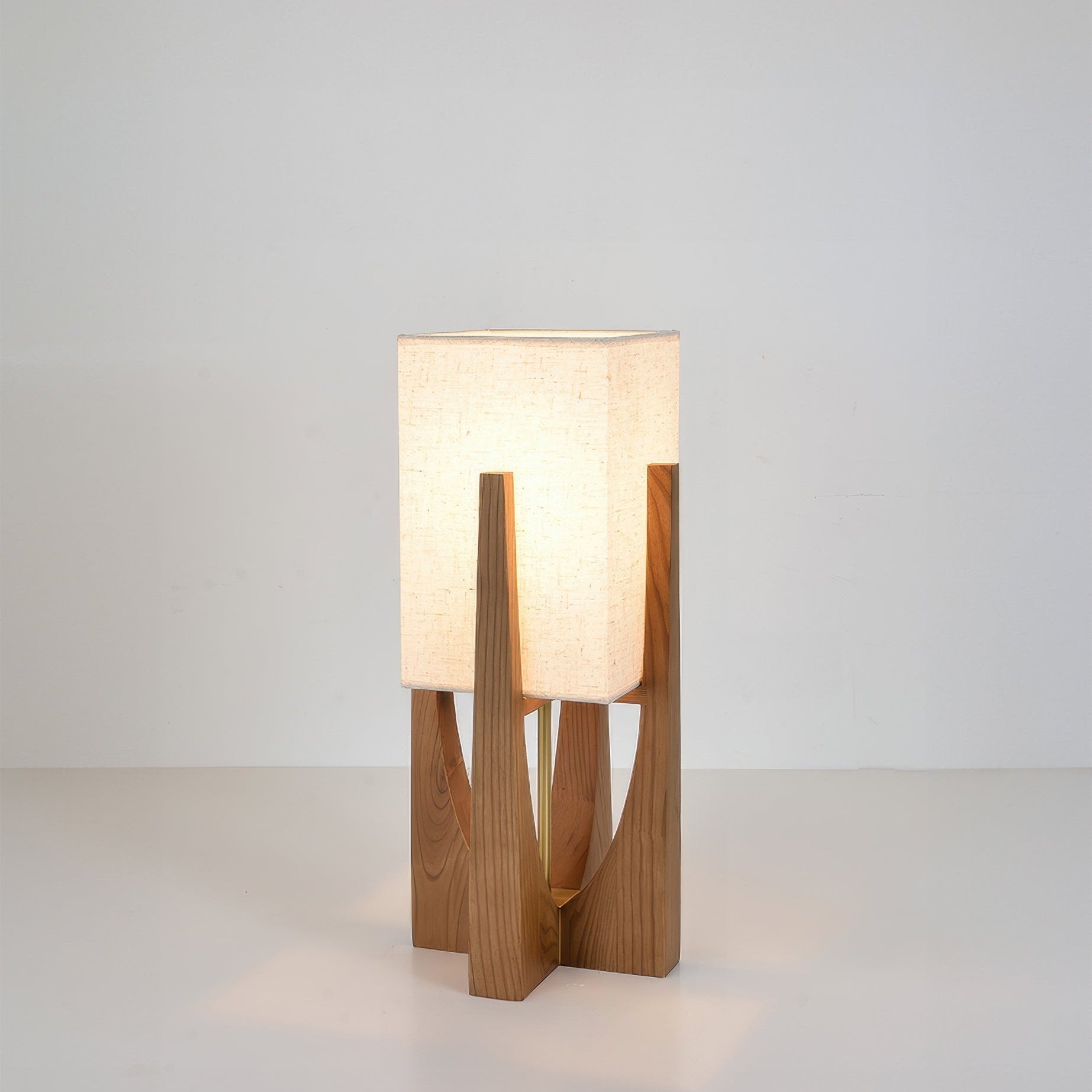 Japanische Walnuss Stehlampe im minimalistischen Holzdesign